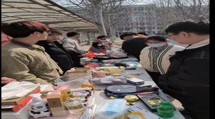 一群人在桌子前描述已自动生成