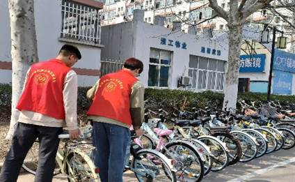 男人骑着自行车描述已自动生成