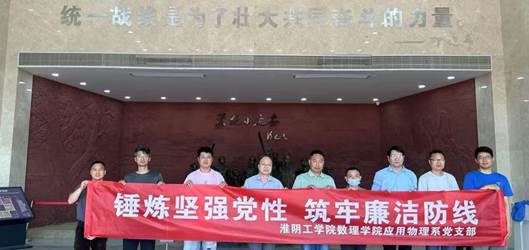 图片包含 建筑, 室内, 桌子, 大AI 生成的内容可能不正确。