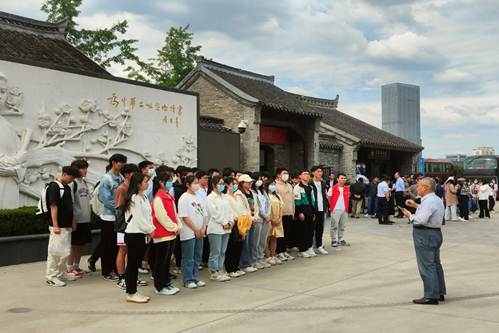 一群人站在建筑前描述已自动生成