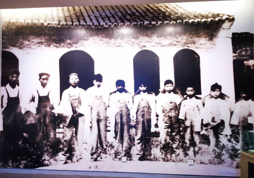 一群穿着西装的男人的旧照片描述已自动生成