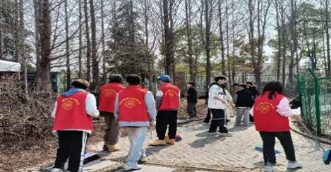 一群人在森林里走描述已自动生成