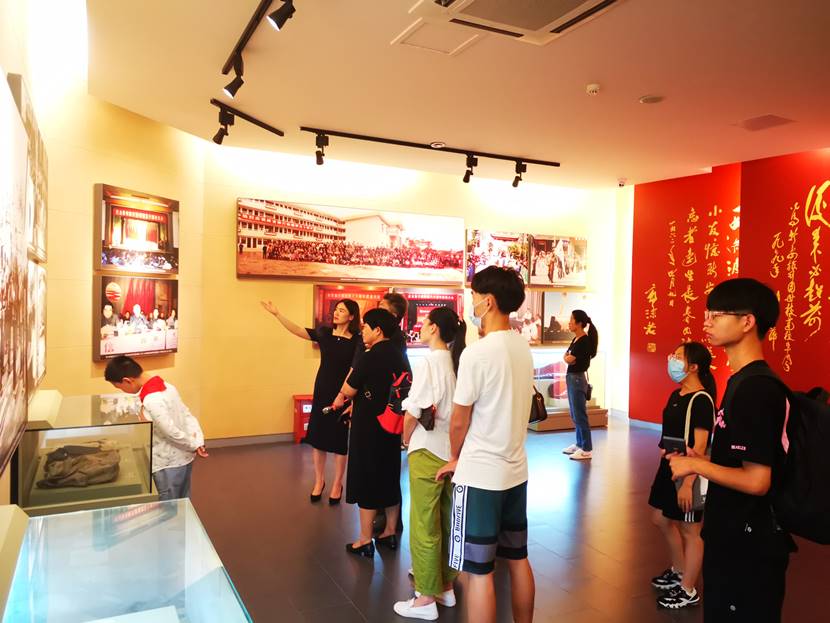 一群人站在柜台前描述已自动生成