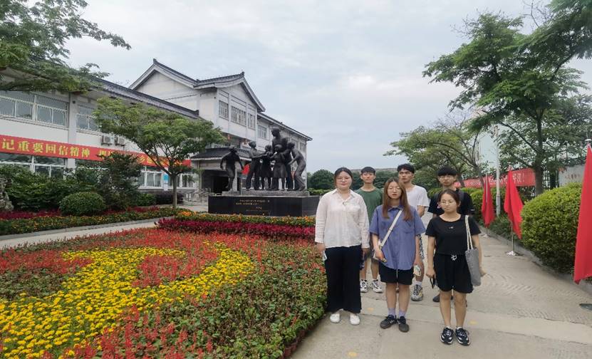 人们走在路上描述已自动生成